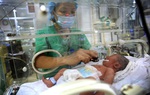 Bé sơ sinh tím tái, ngừng tim do bị "đẻ rơi"
