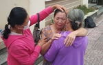 Giây phút trùng phùng đẫm nước mắt của người phụ nữ sau gần 20 năm lưu lạc