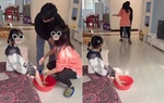 Người đàn ông dọa ly hôn khi thấy vợ kế rửa chân cho con