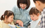 Đừng lướt điện thoại rồi ép con mình đọc sách