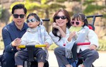 Khoảnh khắc ngọt ngào của gia đình Hoa hậu Đặng Thu Thảo tại Nhật Bản