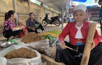 Phiên chợ của những phụ nữ nghiện thuốc lào