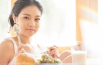 Nhìn mâm cơm ở cữ mà mẹ chồng nấu, tôi thương bà quá đỗi