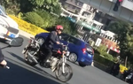 Bắt gặp con gái đi chơi cùng các bạn, bố có hành động gây tranh cãi