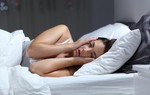 Thức khuya xem bóng đá, ngủ bù vào ngày hôm sau có phải là cách hồi phục sức khỏe đúng?