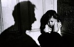 Những yếu tố có thể dẫn đến người lớn xâm hại trẻ em ngay trong nhà mình