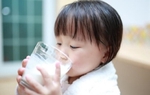 Trẻ uống sữa trước khi ngủ tốt hay hại? 