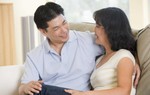 Rơi nước mắt khi chồng đưa tháng lương đầu tiên cho vợ sau 17 năm chung sống