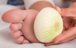 Bỏ hành tây vào tất và đi qua đêm có giúp điều trị bệnh cúm không?