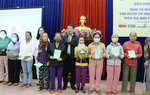 Ấm áp chương trình tặng sổ BHXH, thẻ BHYT cho gia đình khó khăn, người yếu thế
