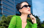 Hậu ly hôn, mẹ bỉm Hoàng Oanh không ngại "đụng độ" Hoa hậu, mặc áo mỏng tang như không cài cúc