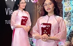 Phương Mỹ Chi đẹp nền nã với áo dài