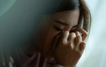 Đến nhà bạn trai, thấy người con gái ngồi trong phòng tối mà tôi đau lòng
