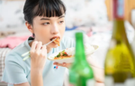 Về nhà lúc giữa trưa, nhìn bát cơm vợ ăn mà tôi đau xót