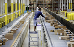 Công nhân của Amazon bị vắt kiệt sức trong mùa làm việc cao điểm 