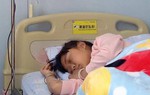 Bé gái không thay quần áo suốt 1 tháng, lý do đằng sau khiến ai cũng đau lòng 