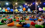 Người dân Nha Trang đổ ra bãi biển đón năm mới 2023