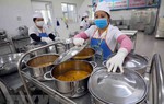 Người đứng đầu cơ sở, đơn vị tổ chức bếp ăn tập thể phải chịu trách nhiệm về an toàn thực phẩm