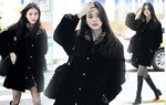 Han So Hee diện đơn giản, biến sân bay thành sàn catwalk