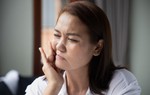 Nên làm gì khi bị liệt mặt, méo miệng do trời lạnh?