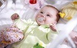 Trẻ sơ sinh nên mặc quần áo làm từ chất liệu gì để an toàn cho da?