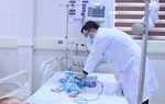 Bé 8 tháng tuổi bị ngộ độc thuốc nhỏ mũi