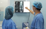 Bị gãy xương, đứt động mạch vì té ghế khi rửa bát