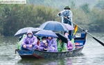 Du khách đội mưa đổ về chùa Hương trong ngày đầu tiên chính thức mở cửa