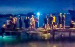 Hàng trăm người xuyên đêm tìm kiếm bé gái 5 tuổi bị bố ném xuống sông