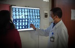 Đốt than tổ ong sưởi ấm trong phòng trọ, 3 người nguy kịch