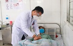 Nữ sinh 20 tuổi có khối u buồng trứng khổng lồ