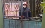 Hưng Yên: Trưởng thôn đến nhà F0 khóa trái cổng rồi cầm chìa khóa đi