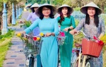 Mặc áo dài diễu hành bằng xe đạp