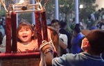 Hàng ngàn người đổ về Hồ Gươm chụp ảnh khinh khí cầu khổng lồ