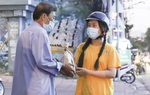 Hoa hậu nhí Bella Vũ nấu xôi tặng người nghèo vô gia cư