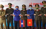 Phụ nữ Bộ Công an tặng quà trẻ em và người nghèo 