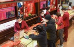 Giá vàng vượt đỉnh 71 triệu đồng/lượng, chị em rủ nhau đi bán 