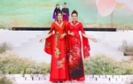 Gốm sứ Việt sống động trên tà áo dài của Vũ Thảo Giang
