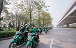 Dược phẩm Hoàng Hường bất ngờ tặng hoa cho hàng nghìn chị em đang mưu sinh trên đường phố trong ngày 8/3