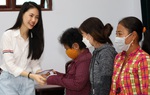 Siêu mẫu Quỳnh Hoa tặng quà người nghèo ở Cần Thơ