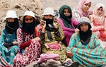 Phụ nữ Maroc ngâm mình trong nước biển 5 giờ mỗi ngày để mưu sinh