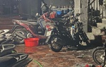 Rùng mình trước cảnh người phụ nữ phóng hỏa đốt xe máy rồi thản nhiên bỏ đi