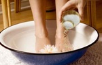Chồng bưng chậu nước ấm pha gừng để vợ ngâm chân mỗi tối