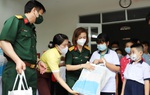 “Mẹ đỡ đầu” trao sổ tiết kiệm cho trẻ mồ côi do Covid-19 tại TPHCM
