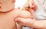 Cho trẻ uống gì để đi tiêm không sốt?