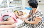 Người mẹ nghẹn ngào nói lời cảm ơn bác sĩ vì giúp con thoát khỏi cửa tử