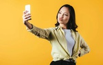 Mẹ "xì tin" hơn cả con