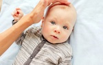 Bé bị nổi cục u mềm trên đầu do đâu?