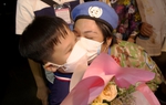 Nữ chiến sĩ mũ nồi xanh ôm chặt con ngày trở về: "Ôi, con mau lớn quá!"