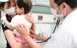 Uống nhầm dầu thắp, nhiều trẻ phải nhập viện